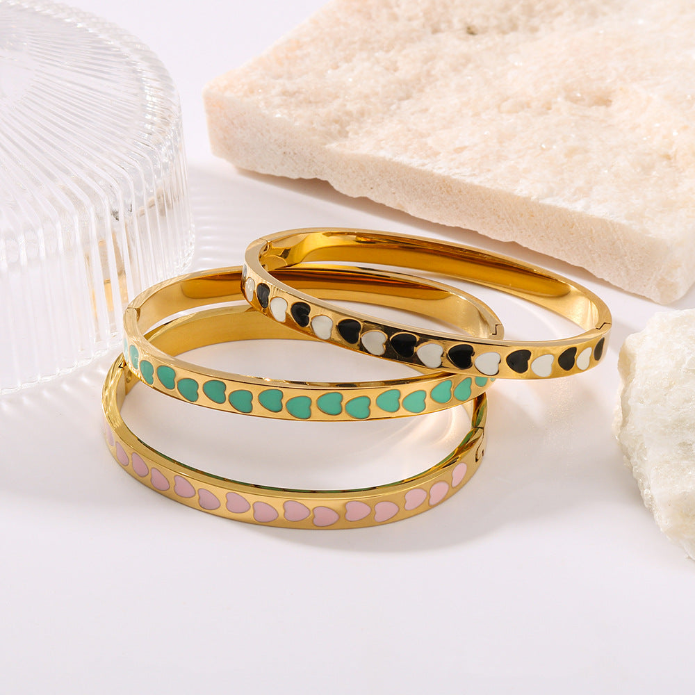 Bracciale Minimalista a Cuore in Acciaio Inossidabile con Placcatura in Oro 18K e Motivo Floreale Smaltato