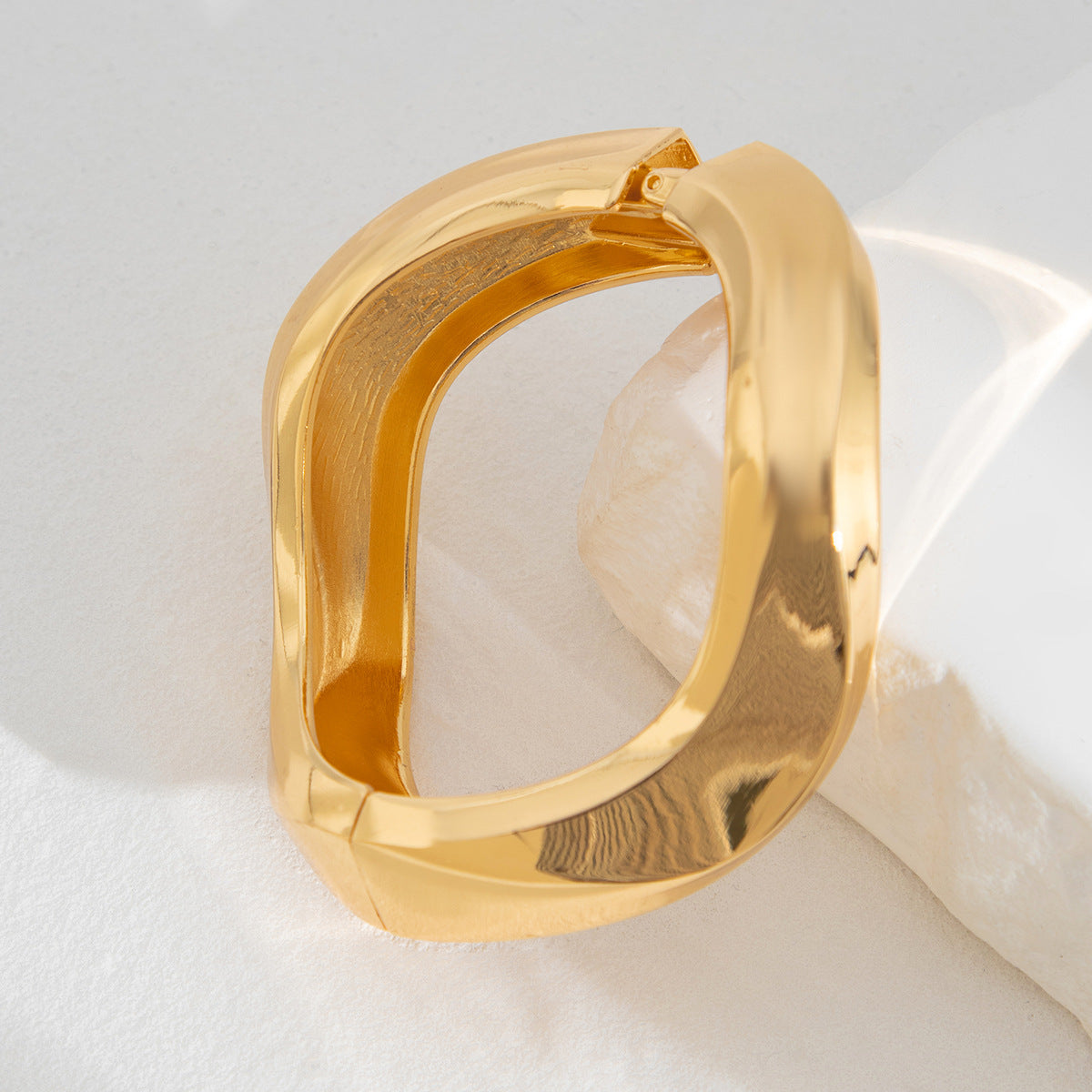 Bracciale rigido da donna in lega vintage ondulata irregolare con finitura placcata