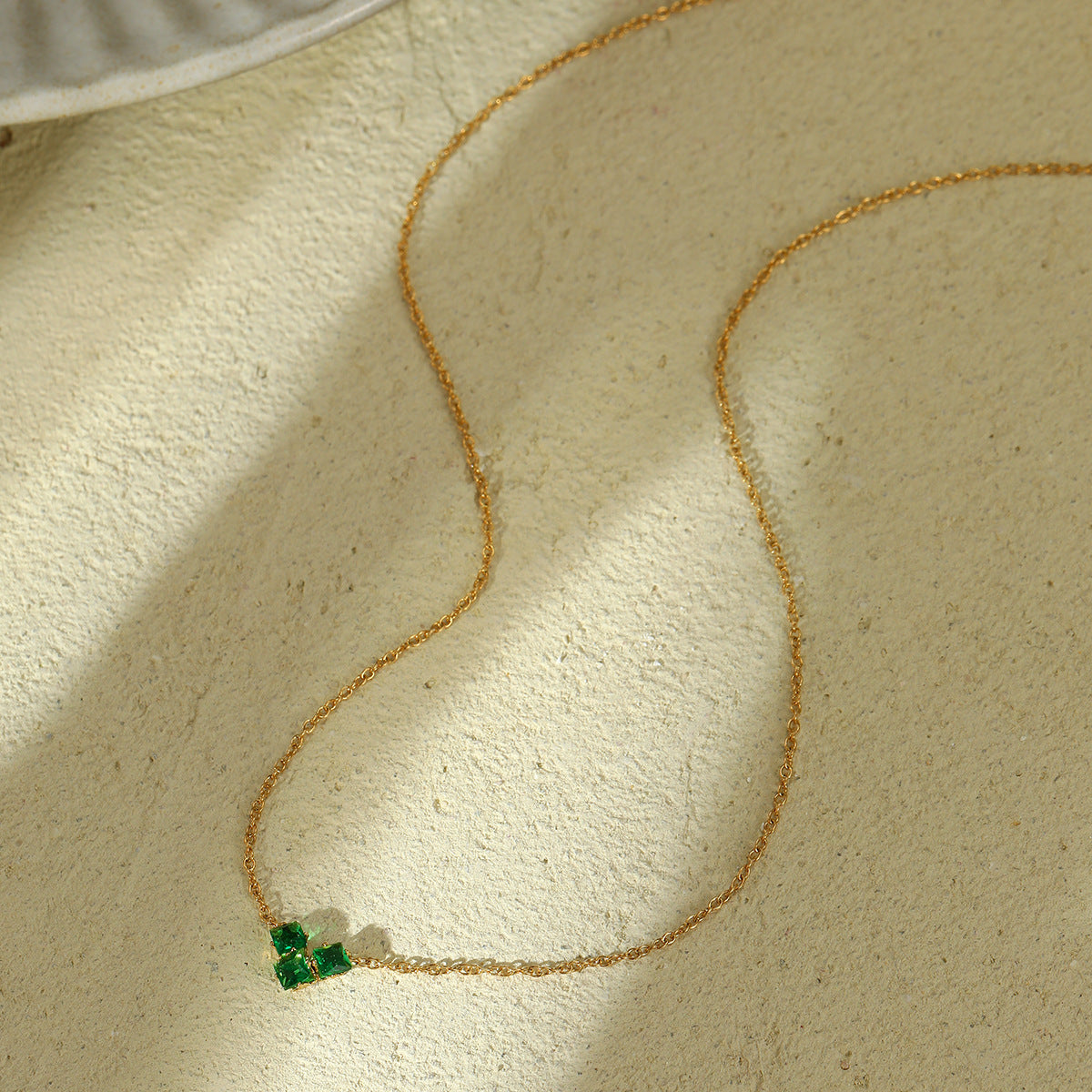 Collar minimalista de corazón de acero de titanio con acabado galvanizado para mujer, colgante ligero y versátil de acero inoxidable