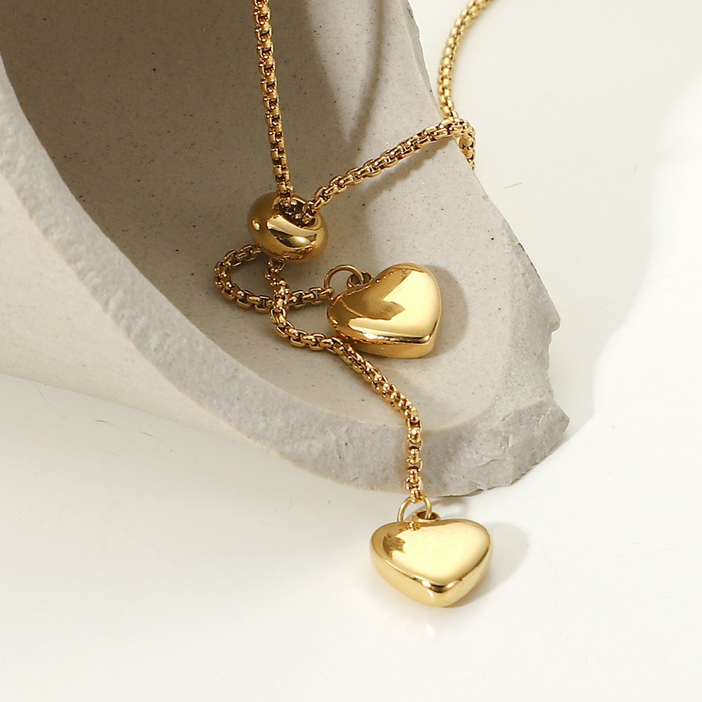 Collana Minimalista a Cuore in Acciaio al Titanio con Catena a Y Placcata Oro per Donna