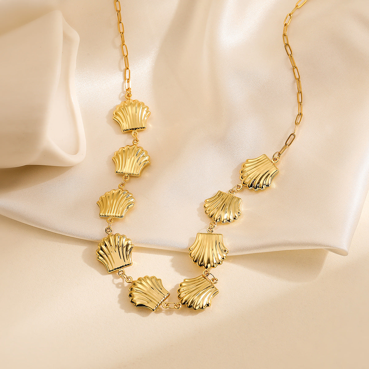 Collana con Ciondolo Minimalista a Forma di Conchiglia da Donna in Acciaio Inossidabile con Placcatura in Oro 18K