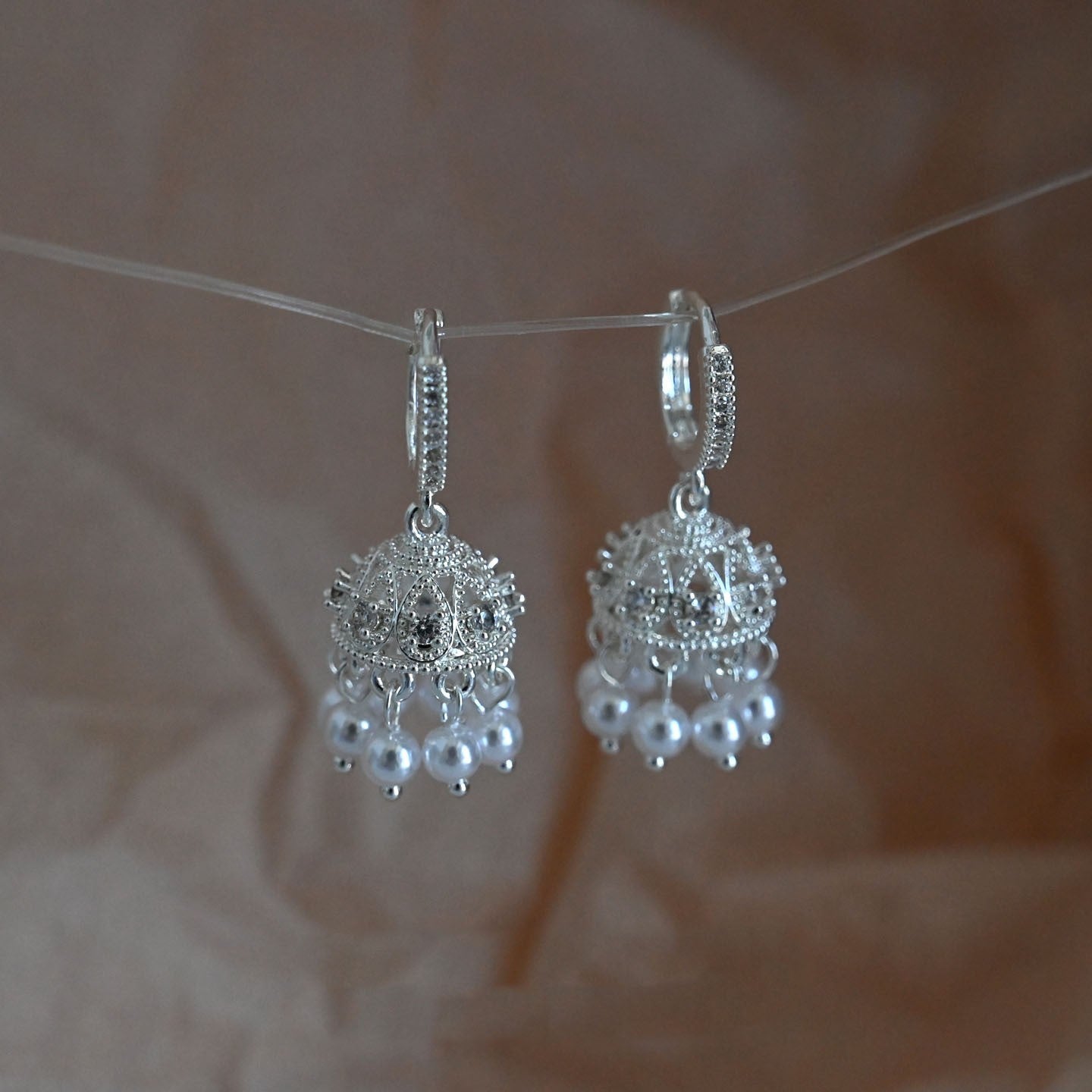 Pendientes de perlas geométricos para mujer con detalles de circonitas, postes de acero galvanizado, estilo retro lujoso y elegante para otoño e invierno