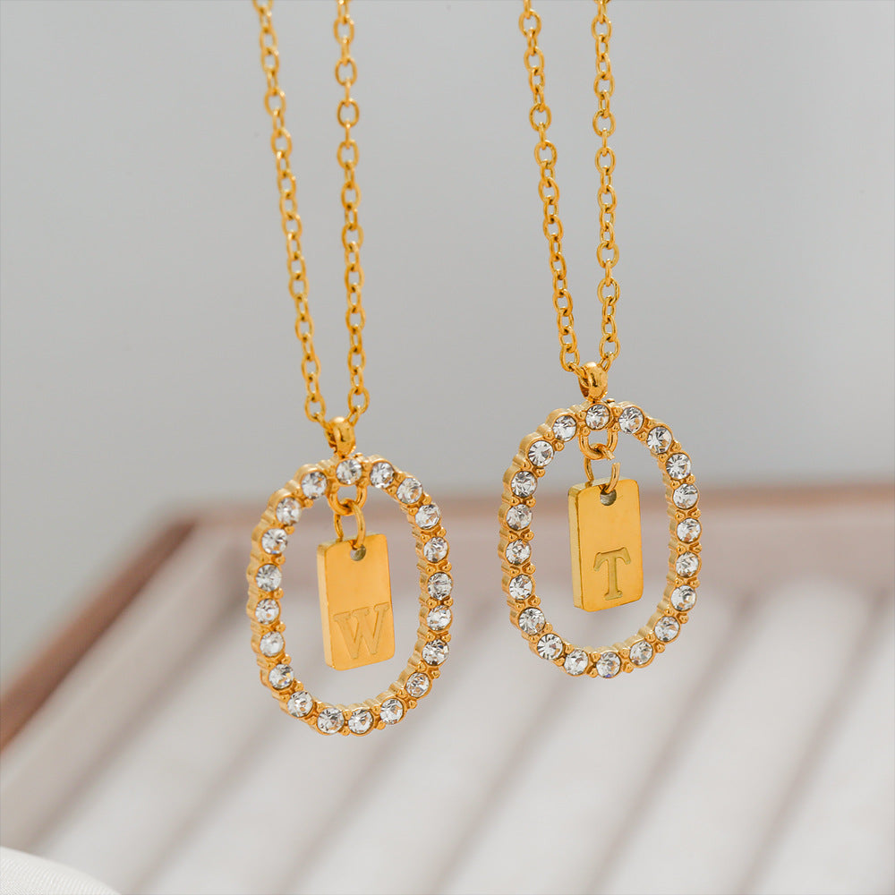 Collana da donna a maglione versatile in acciaio inossidabile ovale minimalista con lettera, placcata oro, con catena a maglie, con strass micro-pavé