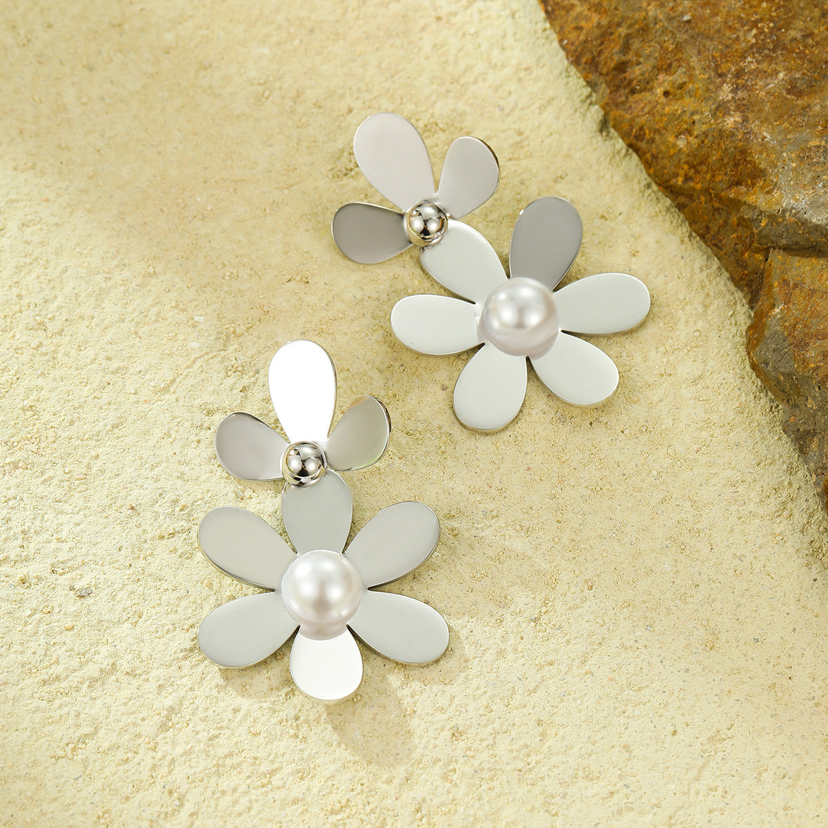 Pendientes de tuerca de acero inoxidable vintage en forma de pétalo con incrustaciones de perlas y detalle de borla para mujer