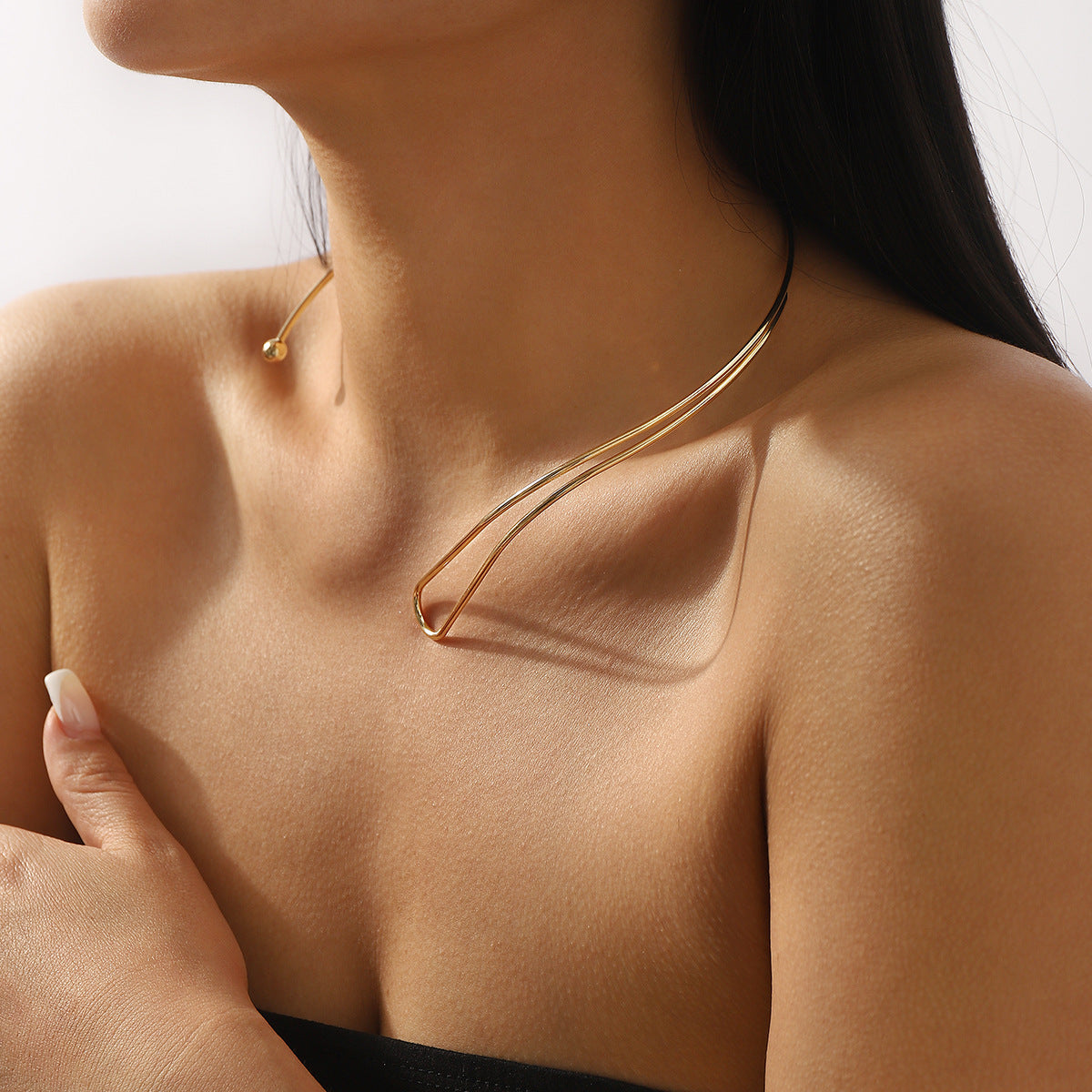 Collana Girocollo Minimalista Geometrica a C in Metallo da Donna con Design a Linee Pulite