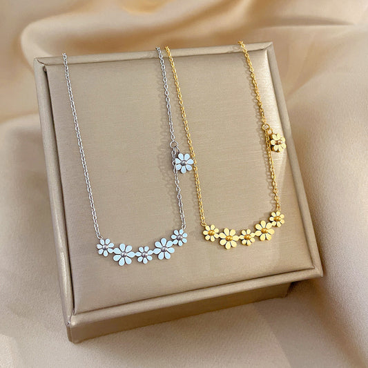 Collar minimalista de acero de titanio con diseño floral geométrico