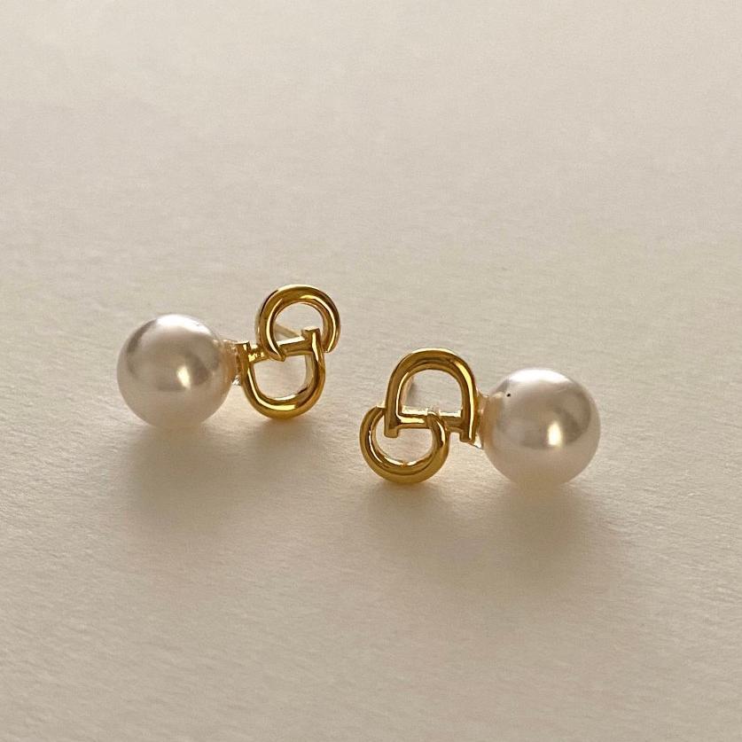 Orecchini a perno a forma di lettera, dolci e minimalisti, da donna in argento sterling 925 con accenti di perle