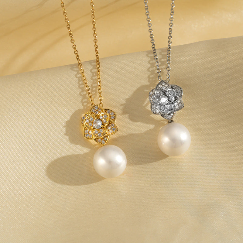 Collana pendente con rosa floreale minimalista in acciaio al titanio con intarsio di strass e finitura galvanica per donna