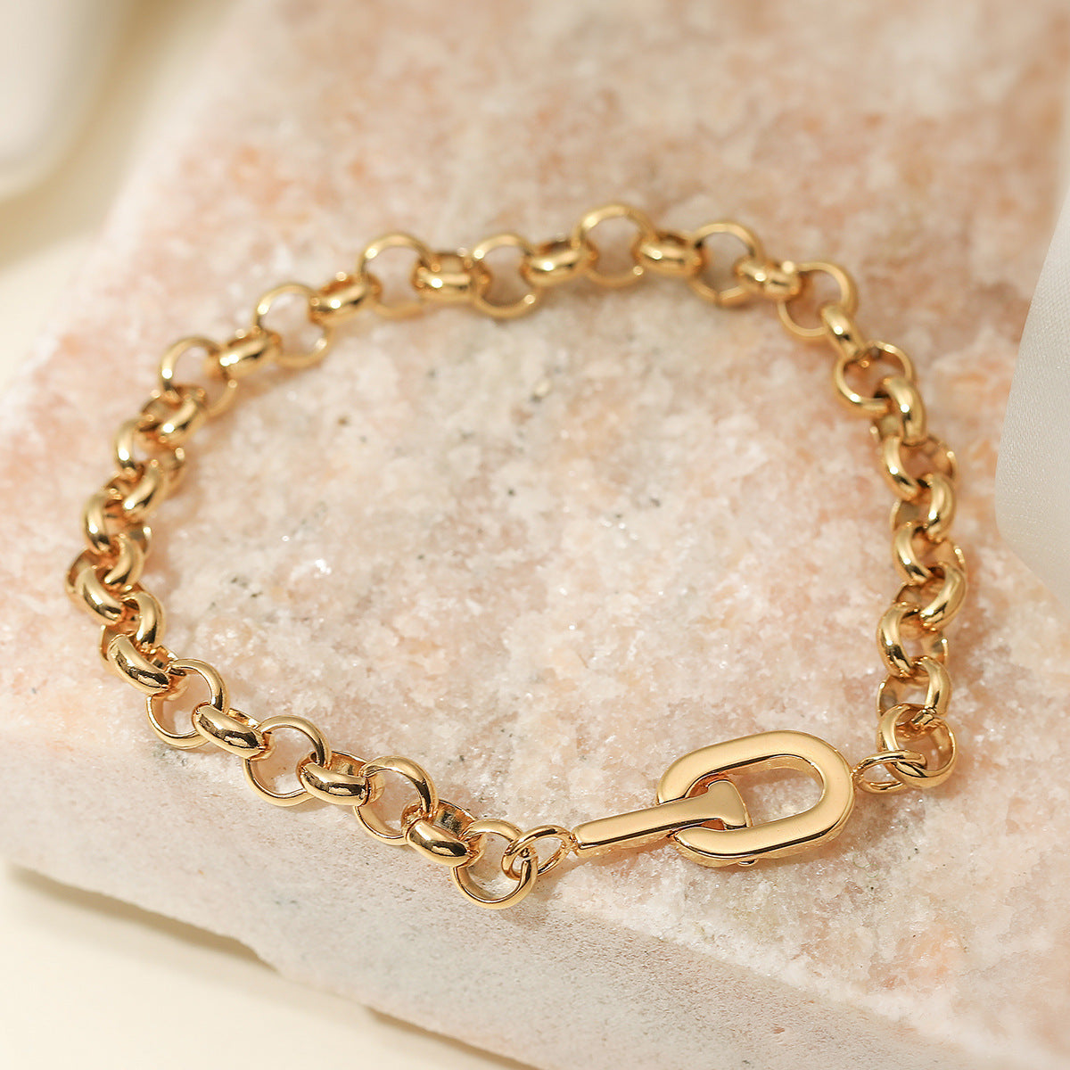 Bracciale da donna in acciaio inossidabile placcato oro 18 carati con forma irregolare minimalista