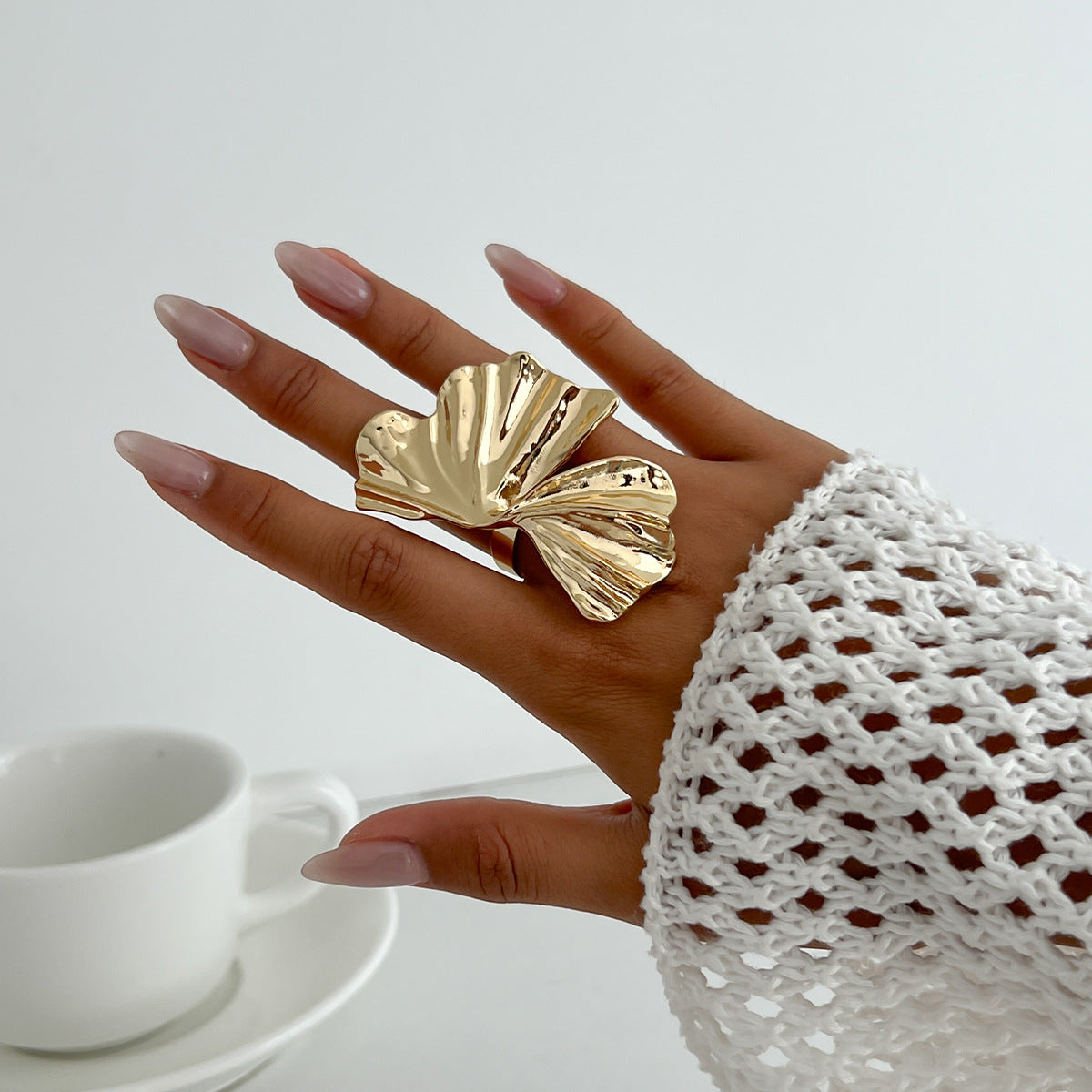 Anillo minimalista asimétrico con forma de hoja de aleación con superficie texturizada y diseño de banda abierta para mujer