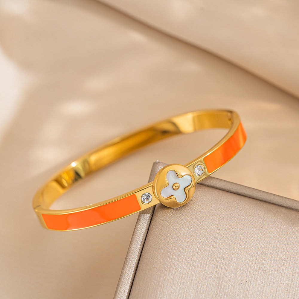 Bracciale Minimalista di Lusso in Acciaio al Titanio con Ciondolo a Quadrifoglio in Madreperla e Finitura Elettroplaccata