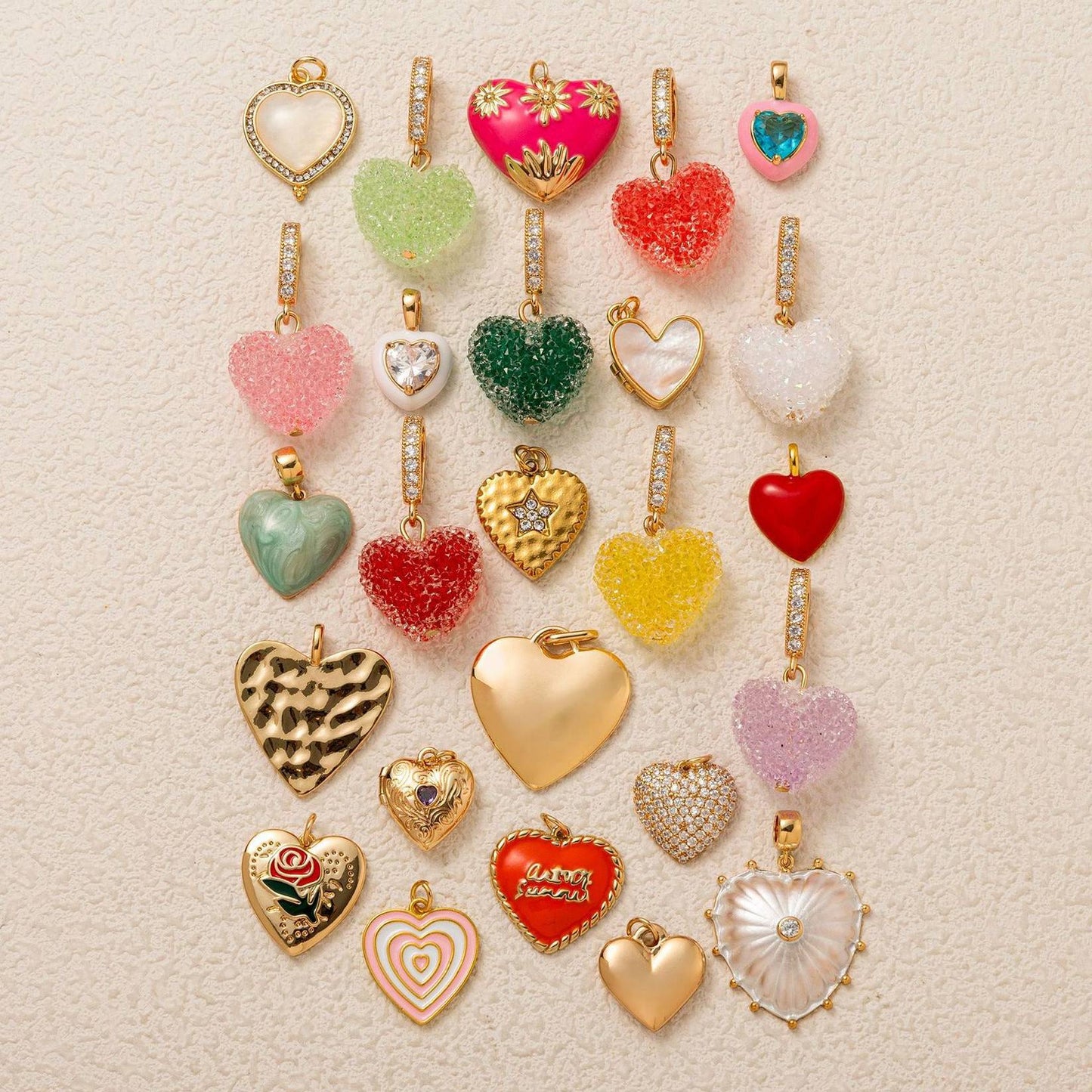 Collana con ciondolo a forma di cuore geometrico in ottone e zirconi cubici