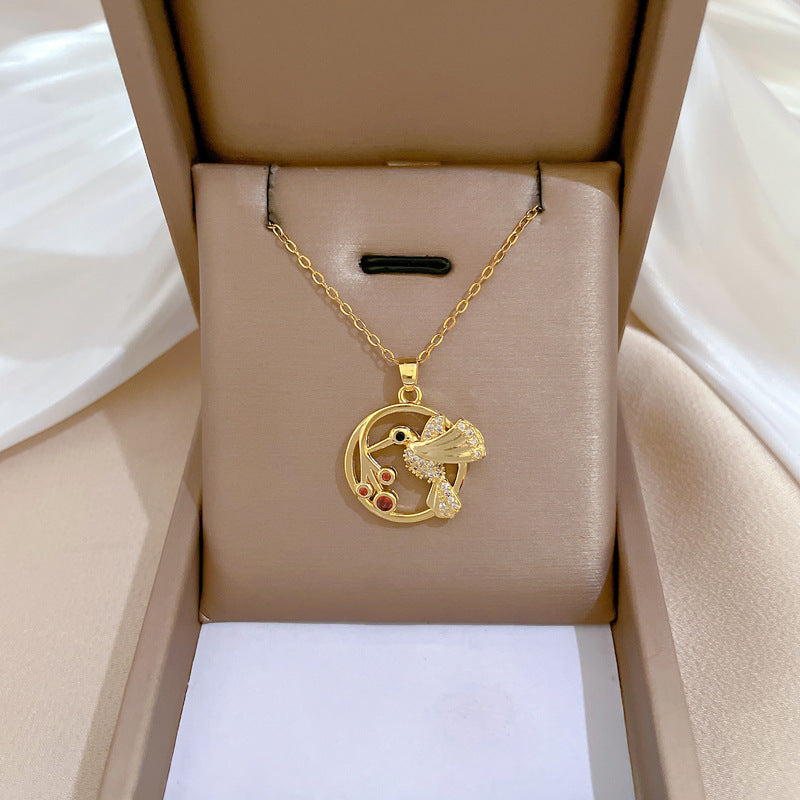 Collar con colgante minimalista de pájaro carpintero geométrico en acero de titanio con detalles de diamantes de imitación para mujeres y hombres