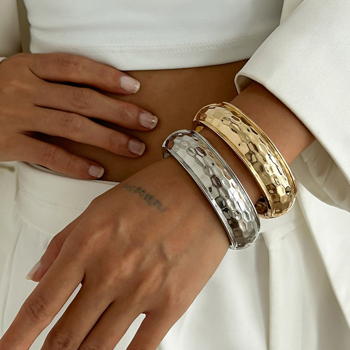 Bracciale rigido aperto da donna minimalista geometrico con texture martellata e chiusura a molla