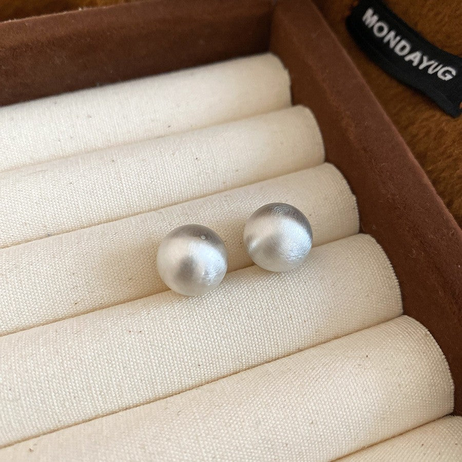 Pendientes de metal geométricos minimalistas con incrustaciones de diamantes de imitación y acabado cepillado para mujer