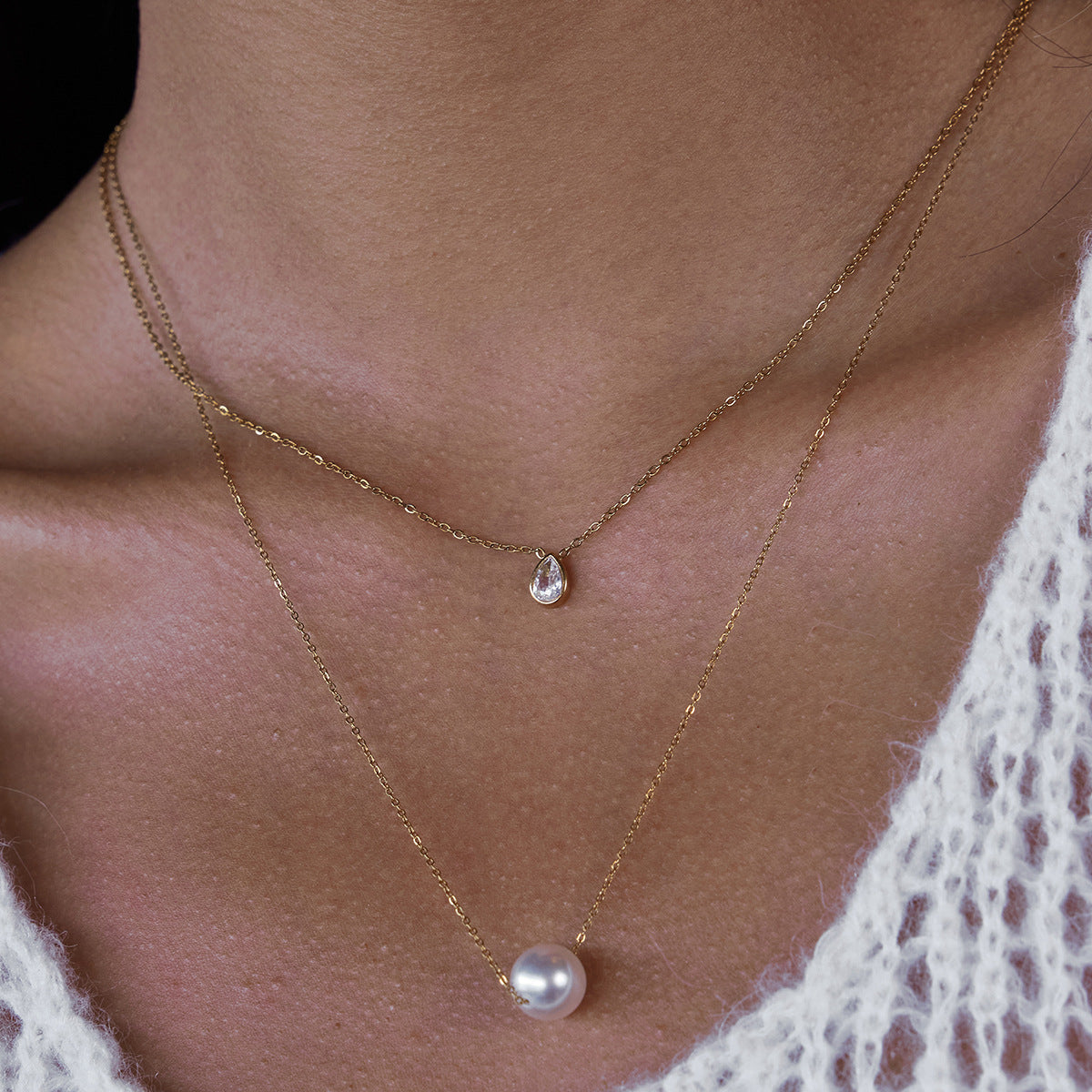 Collana con Pendente Geometrico Minimalista in Acciaio al Titanio con Accenti di Strass su Catena in Acciaio Inossidabile da Donna