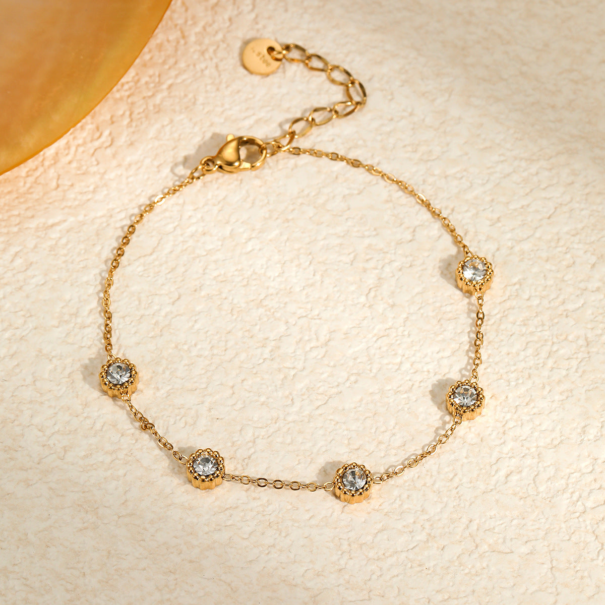 Bracciale da donna alla moda in acciaio al titanio con geometria e intarsi in zirconi colorati, ipoallergenico e resistente allo sbiadimento