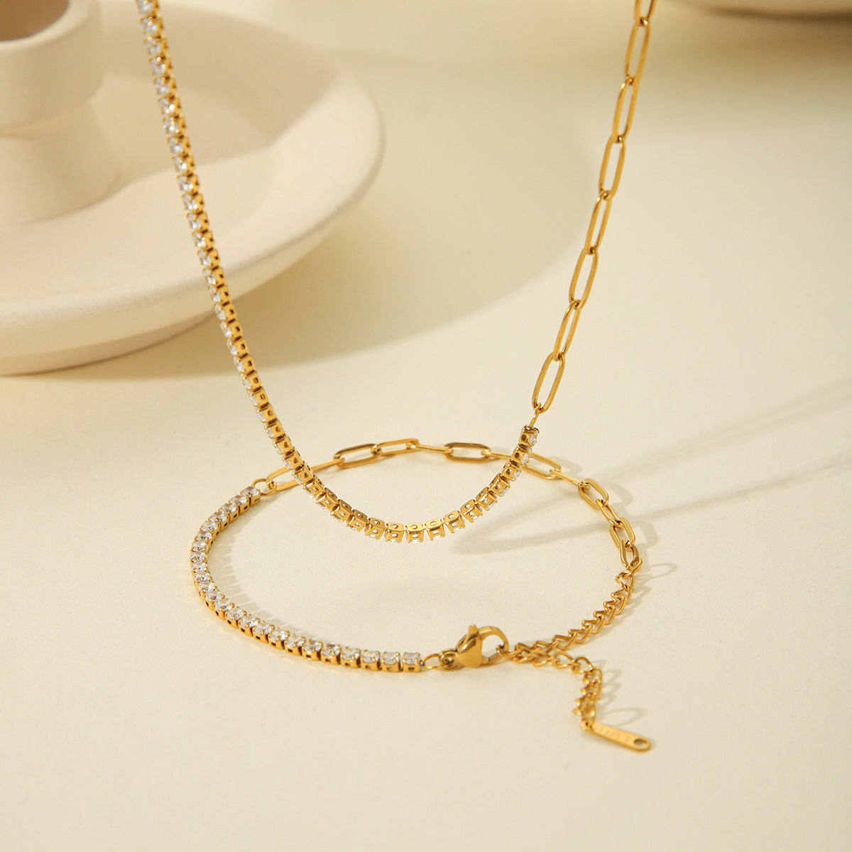 Collana Minimalista in Acciaio Inossidabile Geometrico Placcato Oro 18K con Artiglio in Acciaio al Titanio e Accenti di Zirconi per Donne