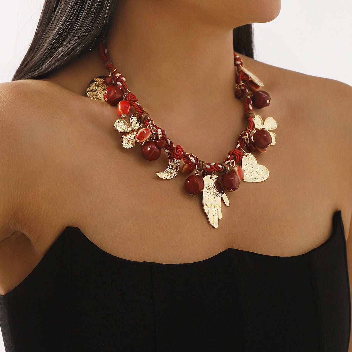 Collana Boema Intrecciata a Mano con Cordino Rosso, Ciondolo Geometrico a Luna, Charm in Lega e Resina, Catena Intrecciata
