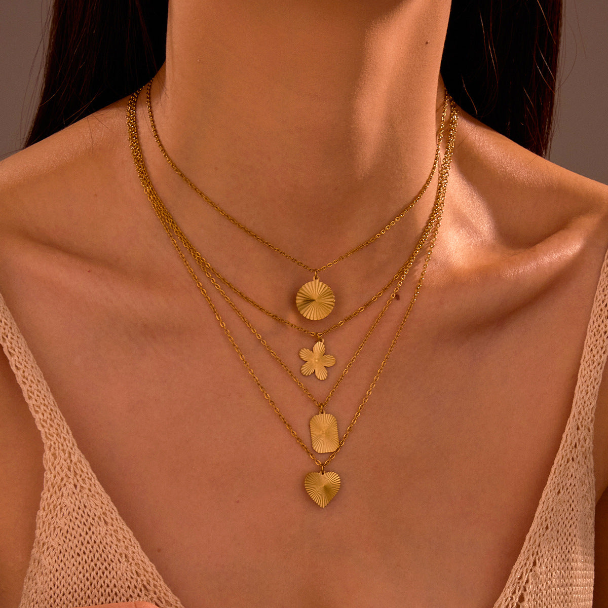 Collana alla moda in acciaio inossidabile a forma di cuore con placcatura in oro da donna, catena clavicola ipoallergenica