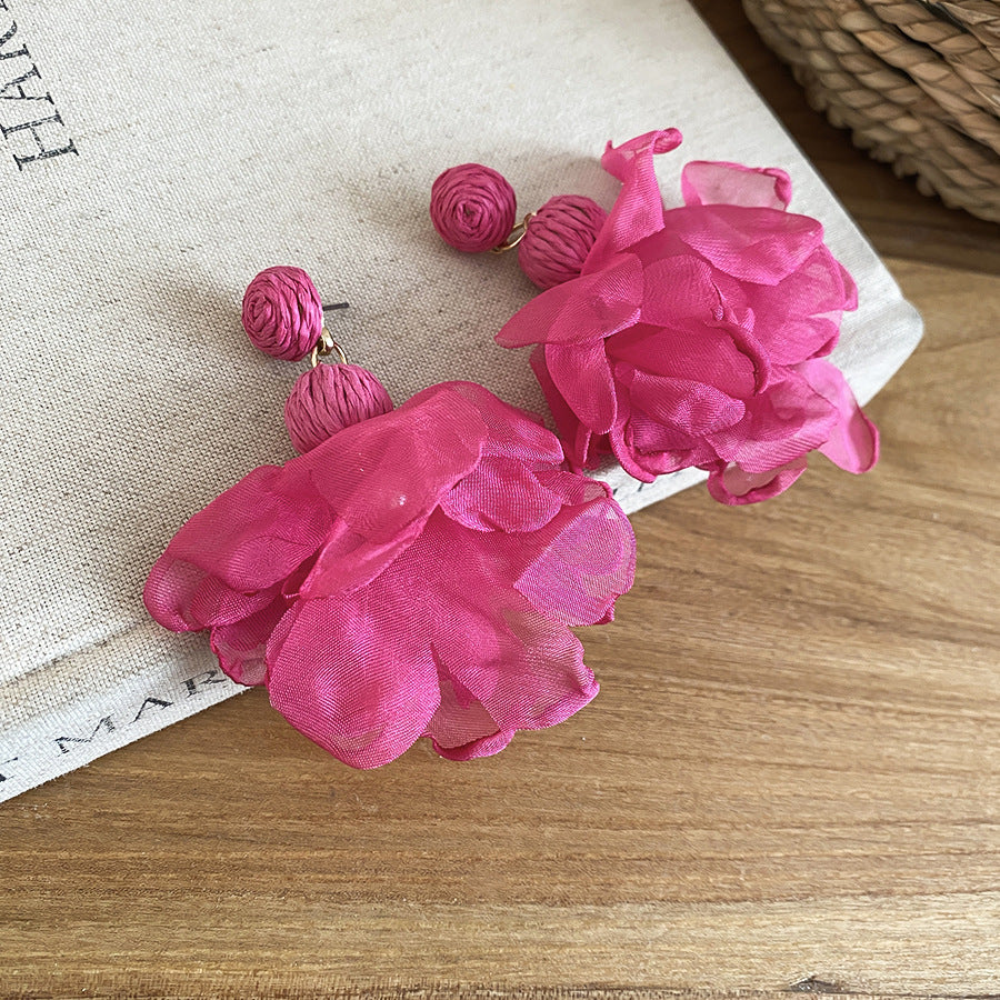 Orecchini a perno floreali fatti a mano in acciaio per donna con accenti in chiffon e rafia, gioielli per le orecchie lussuosi, leggeri, dolci ed eleganti, in stile vacanziero