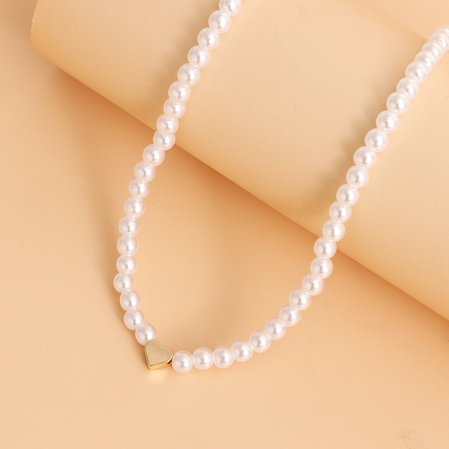Minimalist Heart-Shaped Alloy Pendant Necklace with Pearl Accents and Gold Plating for Women