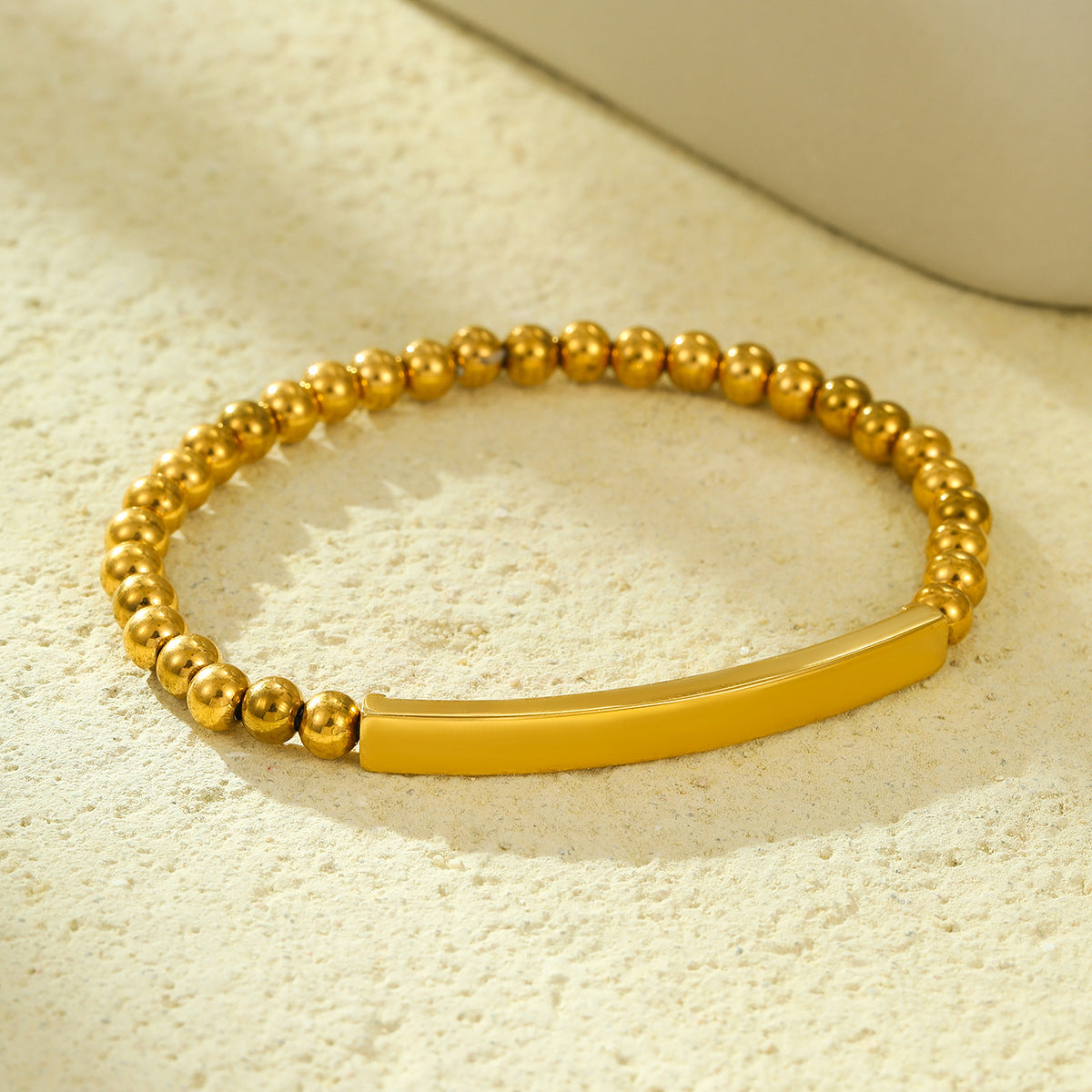 Pulsera minimalista de acero inoxidable de moda con cuentas redondas bañadas en oro de 18 quilates y dije personalizable de acero de titanio para mujer