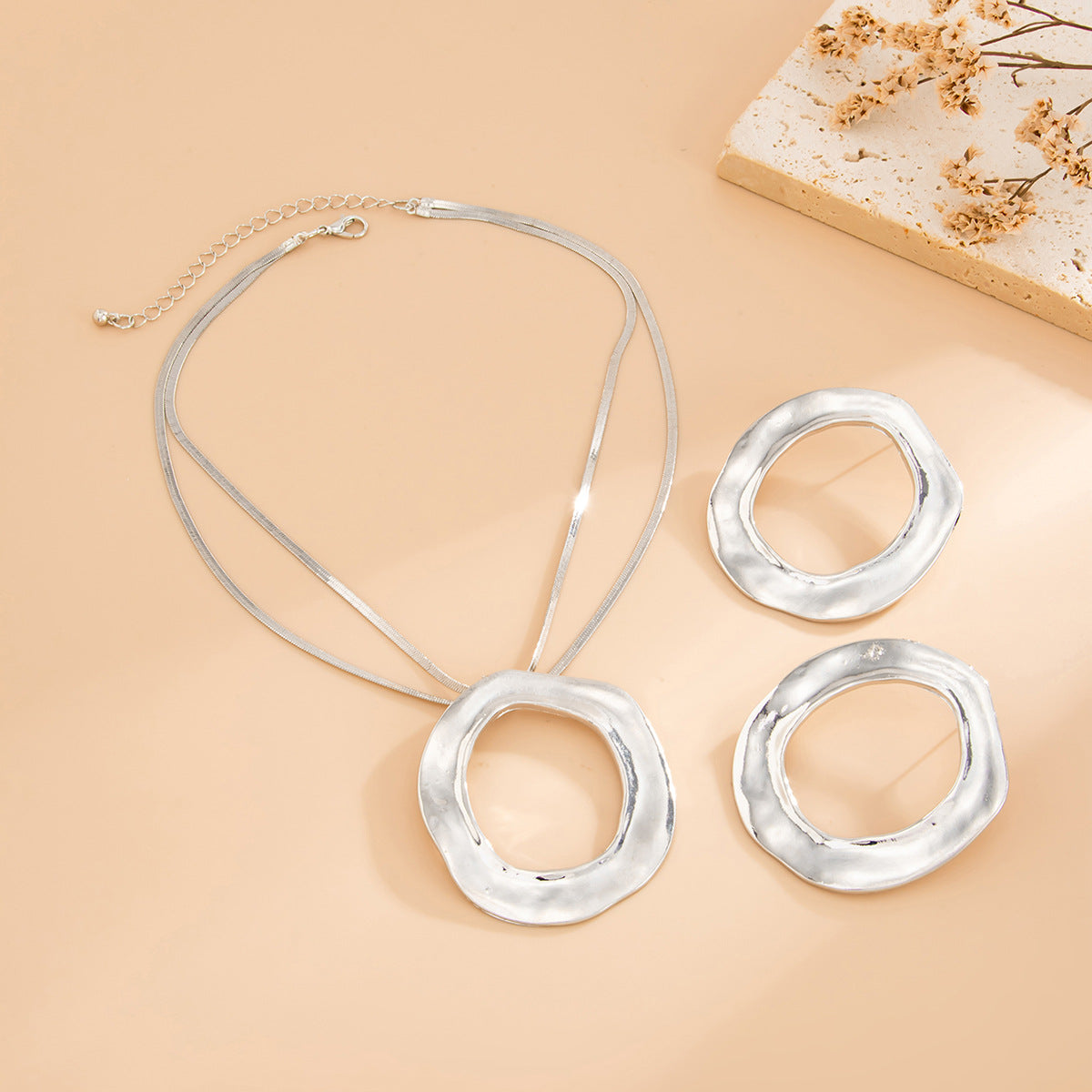 Luxury Minimalist Geometric Round Hollow Pendant Zinc Alloy Plated Snake Chain Necklace for Women