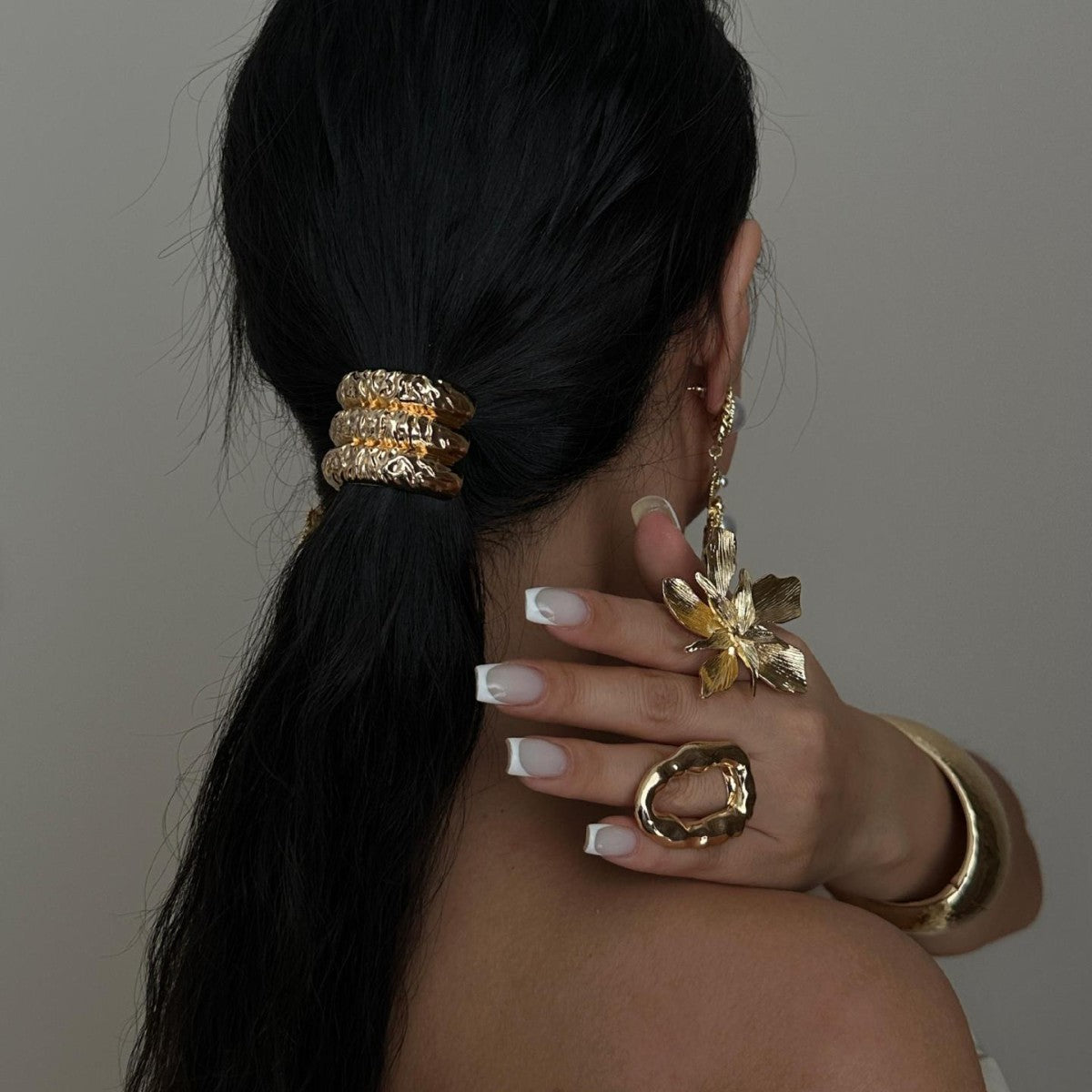 Fashion Minimalist Floral Plated Alloy Hammered Bracelet for Women