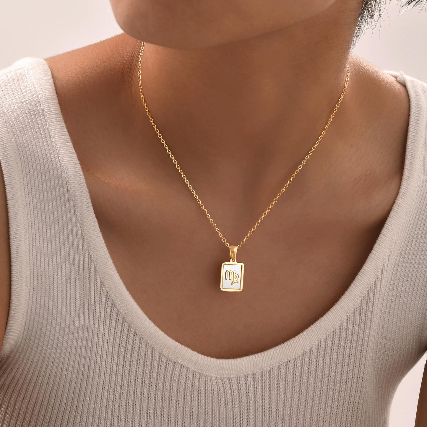 Collana con Pendente Guscio Zodiacale Minimalista da Donna in Acciaio al Titanio con Finitura Placcata su Catena a Croce
