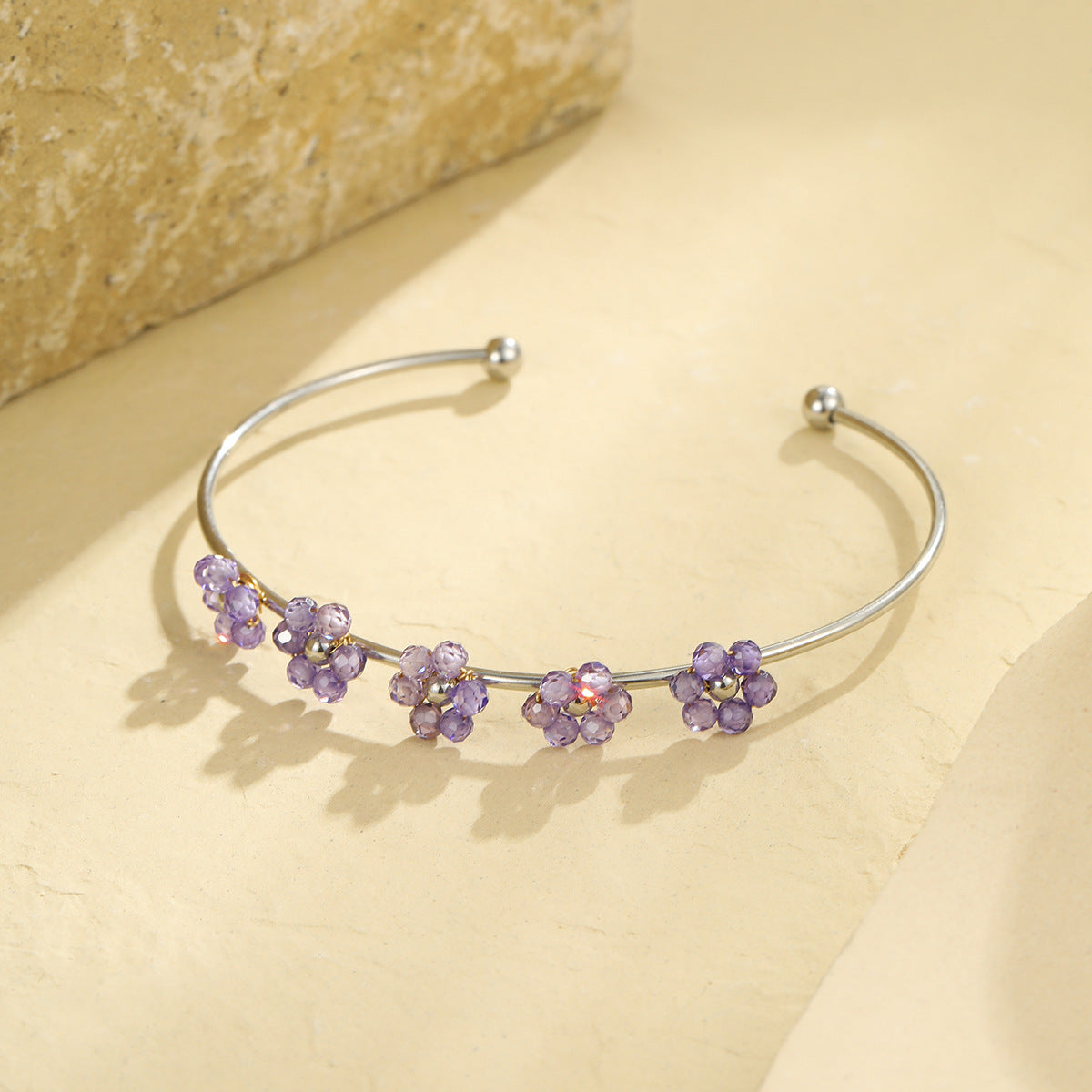 Bracciale da donna in acciaio inossidabile alla moda con motivi floreali, forma geometrica e finitura placcata