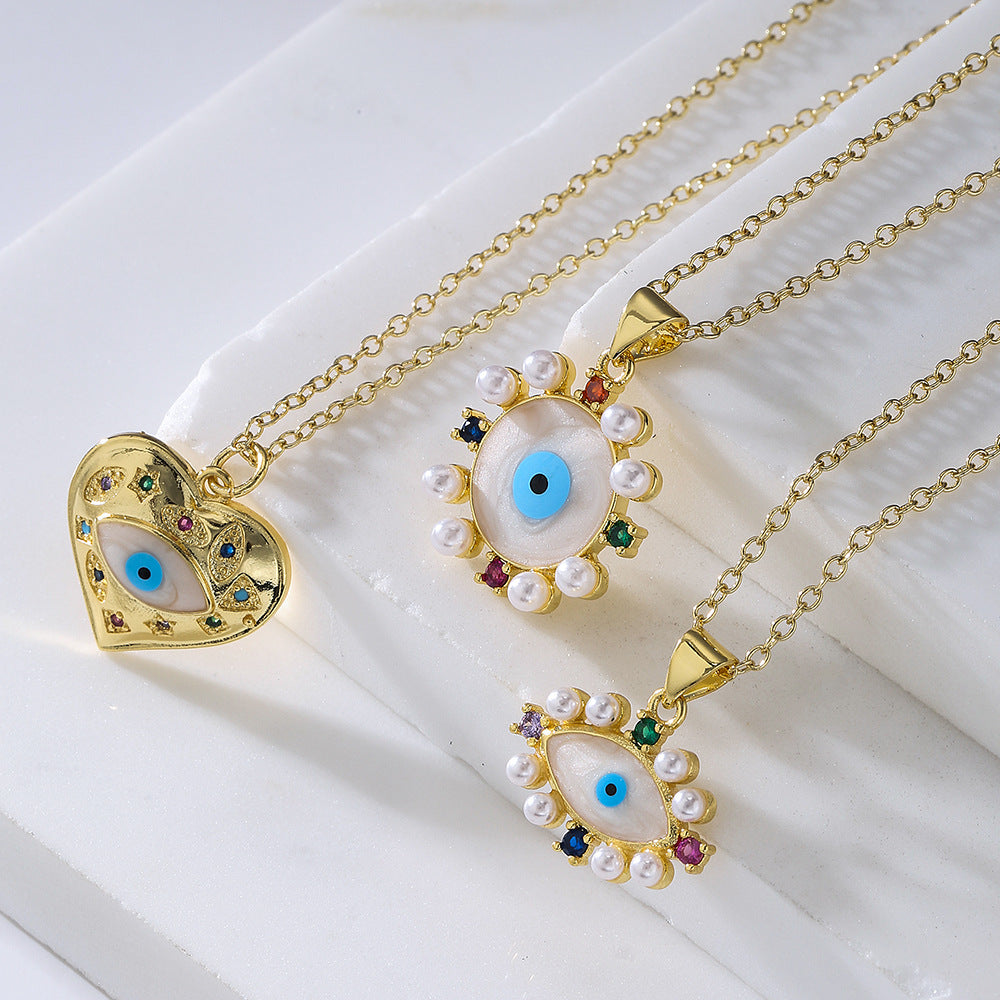 Collana con Pendente Occhio Turco Geometrico Stile INS da Donna con Base in Rame Placcata Oro 18K e Finitura a Smalto, Micro-Incastonata con Zirconi e Accenti di Perle
