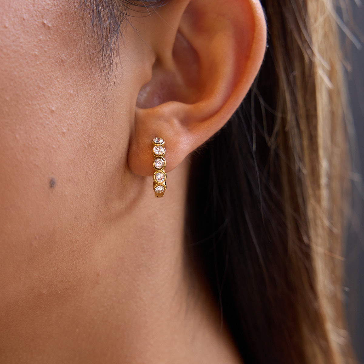 Orecchini a cerchio rotondi geometrici minimalisti in acciaio inossidabile con intarsio di strass da donna, ipoallergenici e resistenti allo sbiadimento