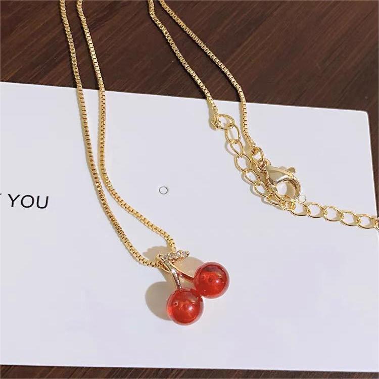 Collana da Donna in Acciaio al Titanio Placcato con Ciliegia, Design a Catena a O, Collana a Medaglione dall'Estetica Dolce e Fresca