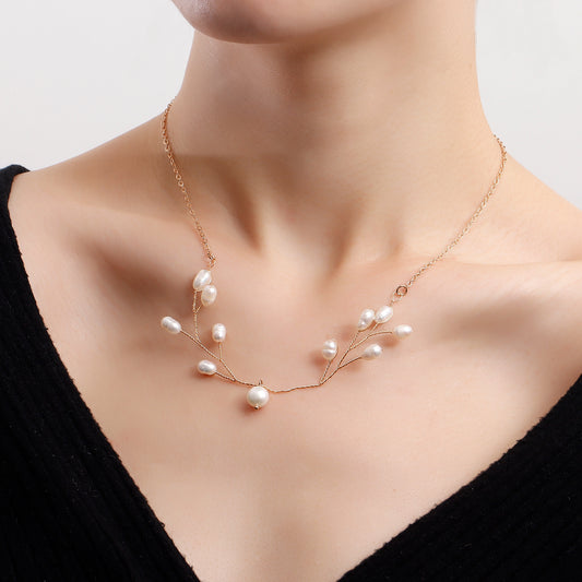 Collana minimalista da donna in lega a forma di ramo, intessuta a mano, con ciondolo in perla d'acqua dolce
