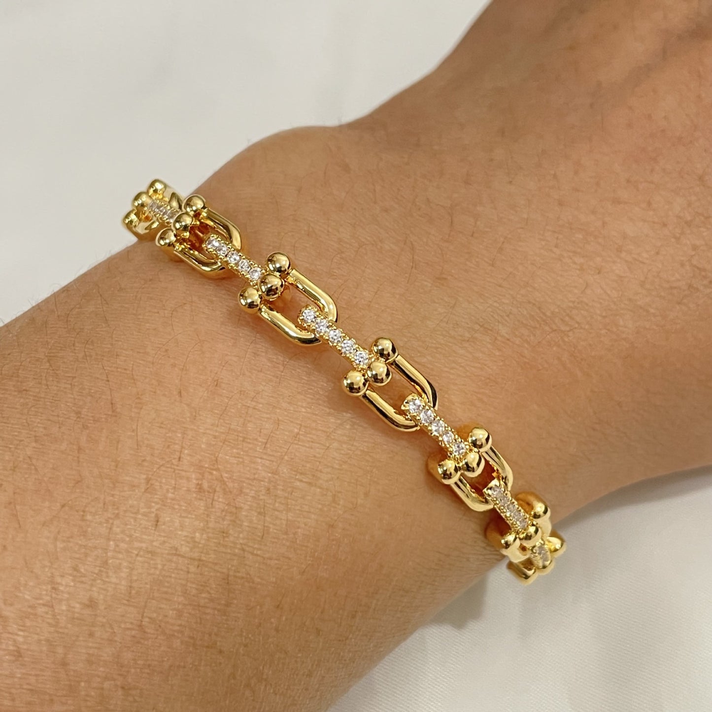 Bracciale a cerchio con fibbia a ferro di cavallo a U geometrica alla moda OL in rame placcato oro 18 carati con zirconi 3A da donna