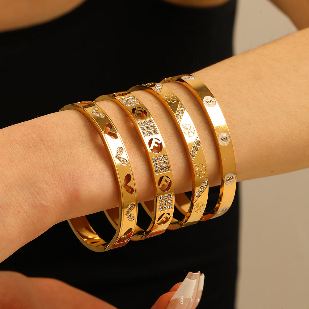 Bracciale in Acciaio Inossidabile a Forma di Cuore e Trifoglio Minimalista con Lettera, Design Traforato e Placcatura Sottovuoto in Oro 18K