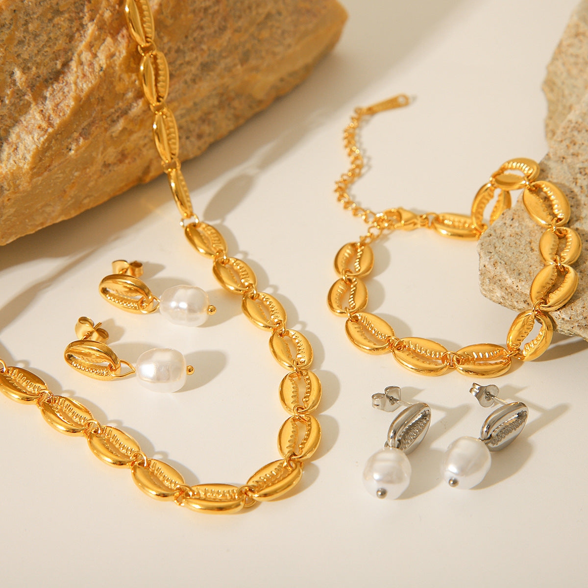 Set collana in acciaio al titanio a forma di conchiglia minimalista con bracciale a catena in acciaio inossidabile e orecchini, gioielli ispirati all'oceano per donna