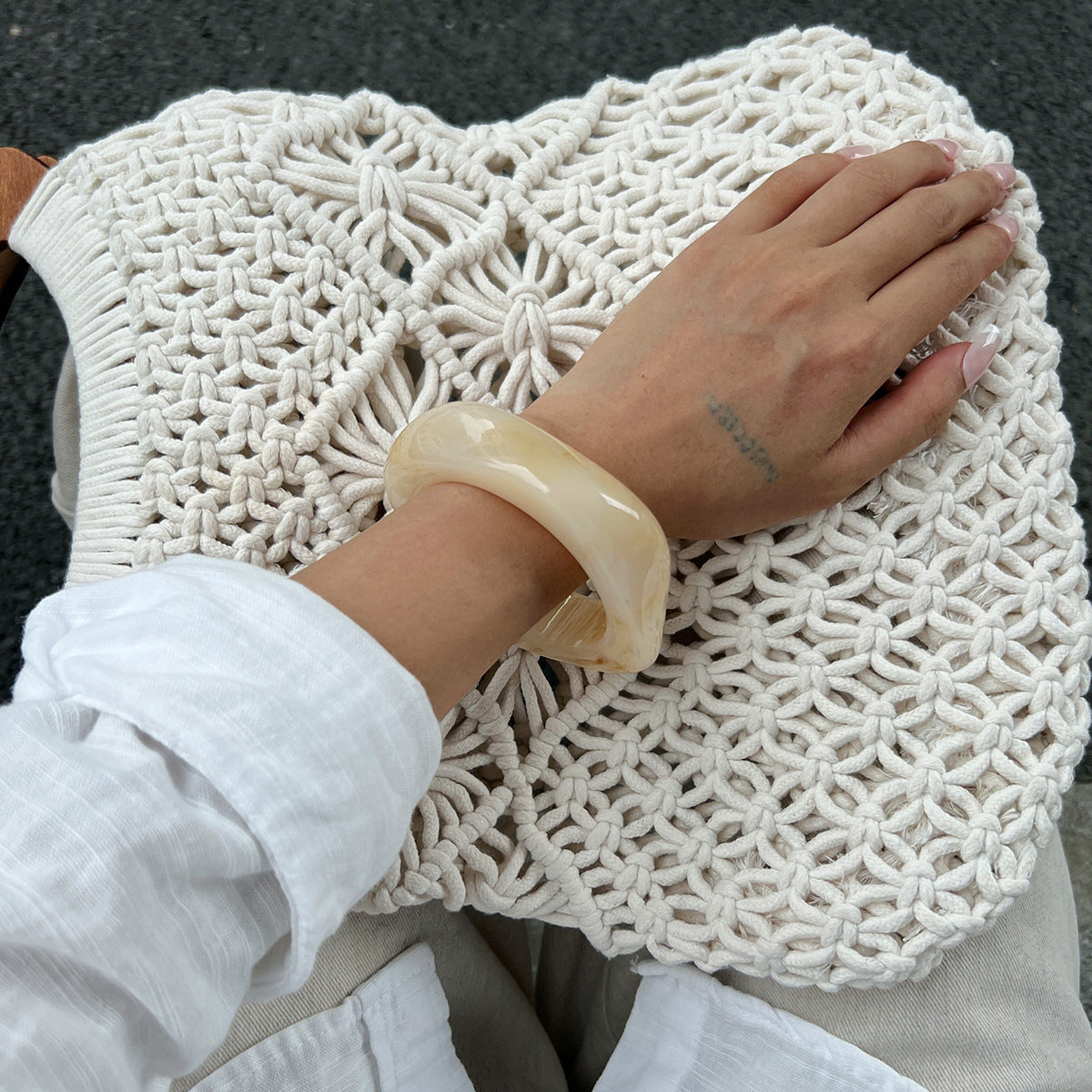 Bracciale da donna in acrilico geometrico irregolare minimalista con effetto traslucido sfumato