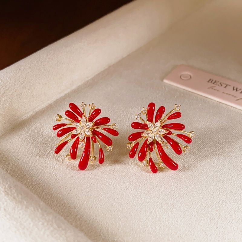 Pendientes de tuerca de aleación con forma de flor de lujo estilo retro de Hong Kong con acabado esmaltado y postes de acero inoxidable para mujer
