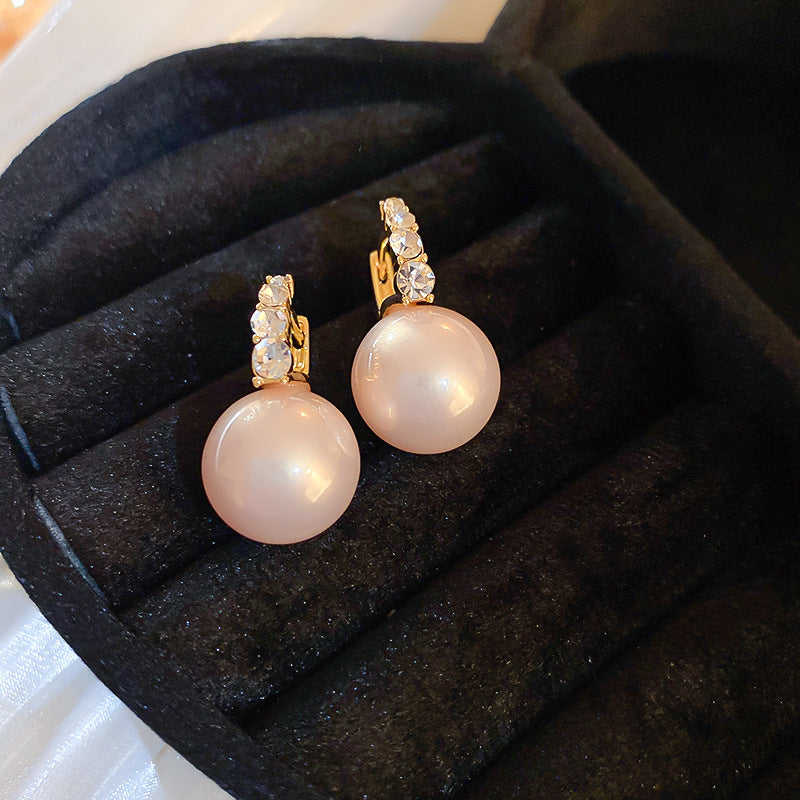 Elegantes pendientes florales de perlas con postes de plata chapados en oro para mujer