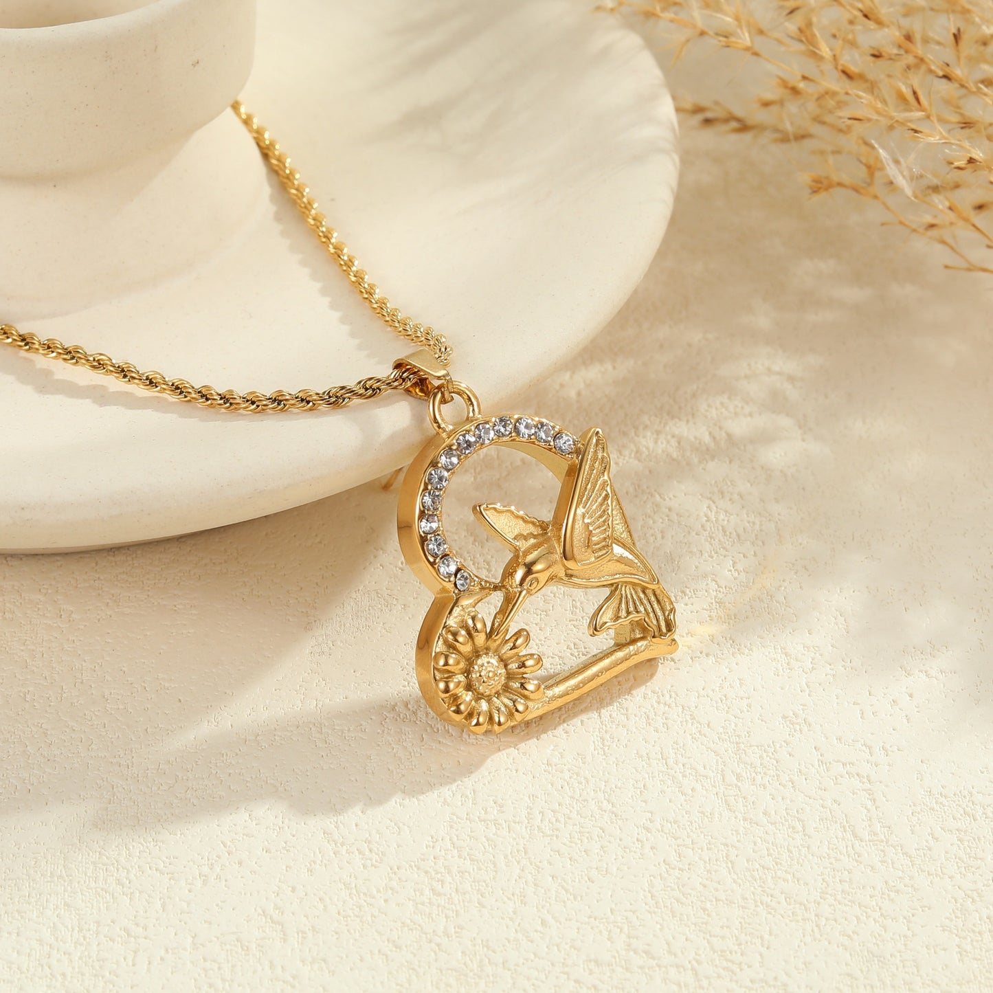 Elegante collar con colgante de colibrí y estampado floral de acero inoxidable con baño de oro de 18 quilates para mujer al estilo de las profesionales de oficina