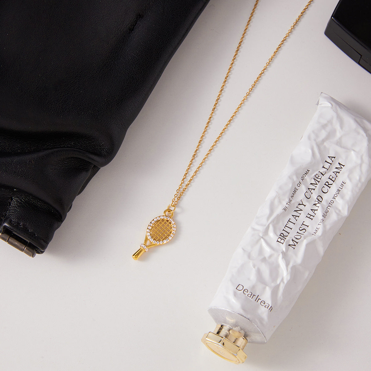Collana con ciondolo a forma di racchetta da tennis in acciaio inossidabile con strass, design geometrico galvanizzato per donna