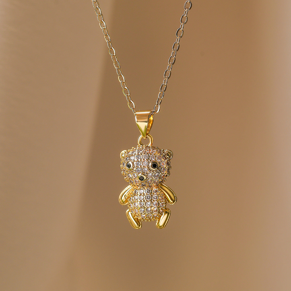Collana minimalista a forma di orso in rame placcato oro con accenti di zircone per donne