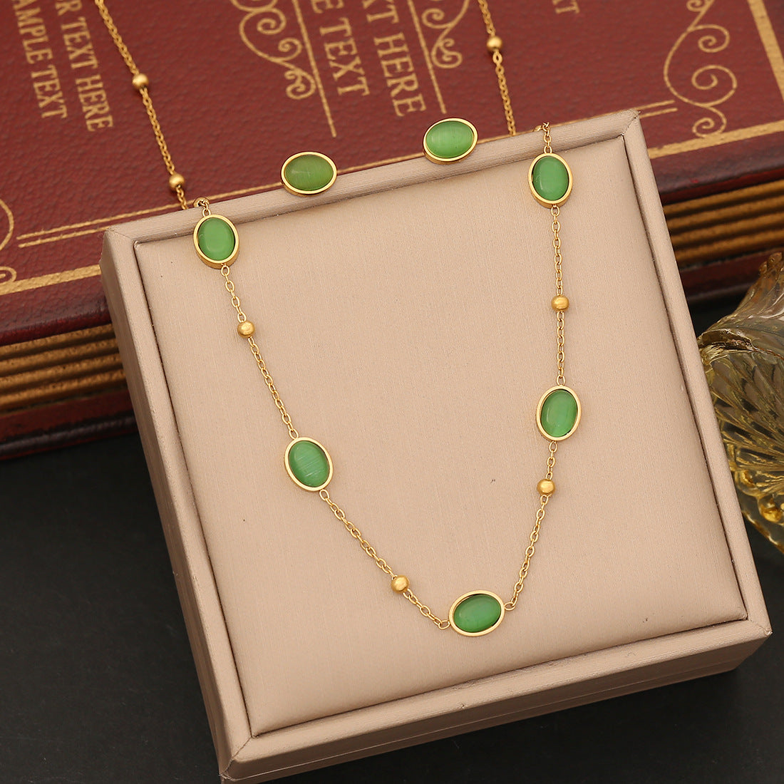 Juego de collar con colgante de esmeralda verde oliva geométrico y a la moda, de acero inoxidable con colgante de acero de titanio galvanizado y cadena para la clavícula para mujer