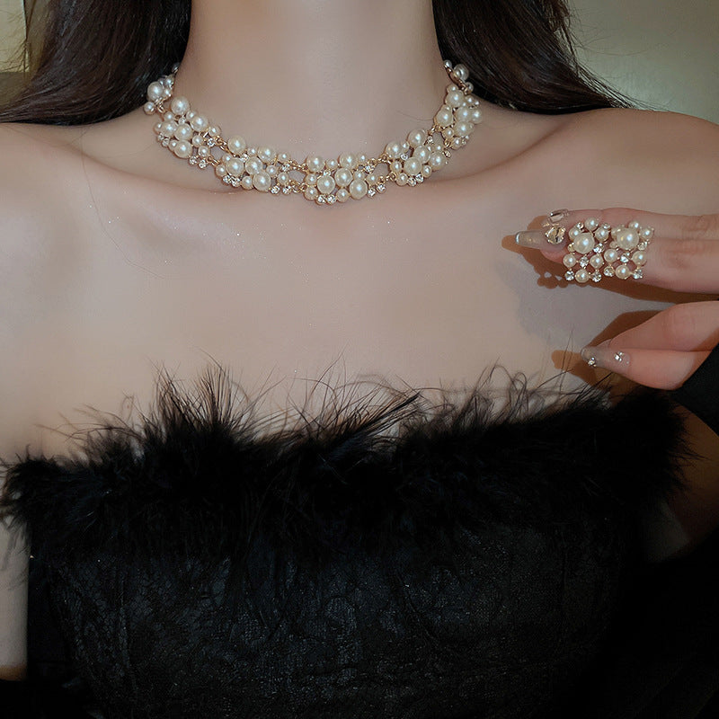 Elegante collar con colgante de lazo de diamantes de imitación y detalles de nácar perlado para mujer — Delicada cadena para clavícula en estilo de lujo minimalista y a la moda