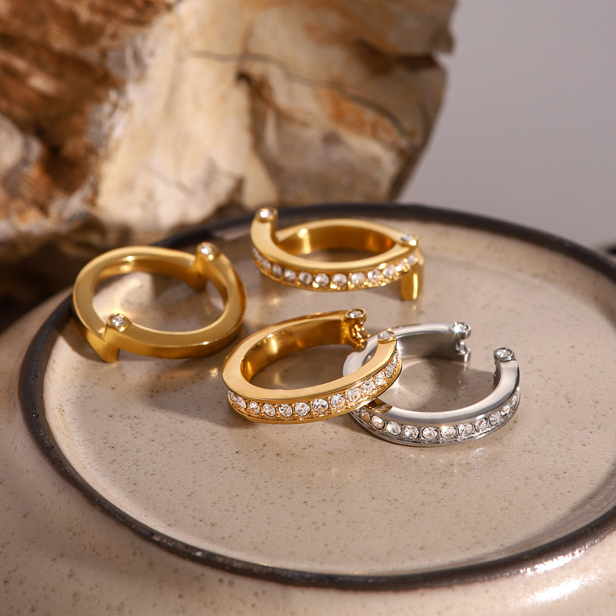 Anello da donna in acciaio inossidabile tondo geometrico minimalista con intarsio di strass