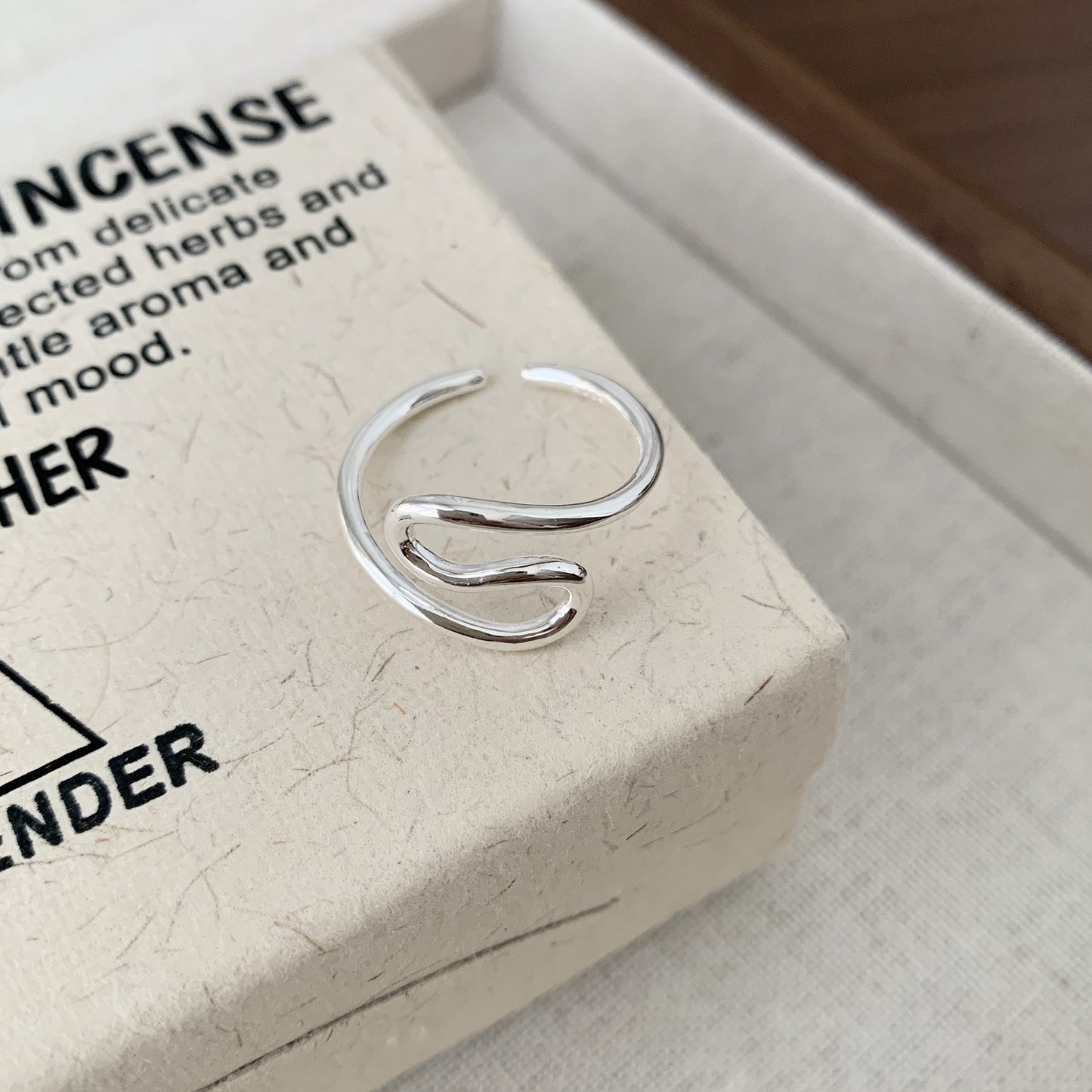 Anello da donna minimalista geometrico irregolare piegato in argento sterling 925 con design a forma di cuore