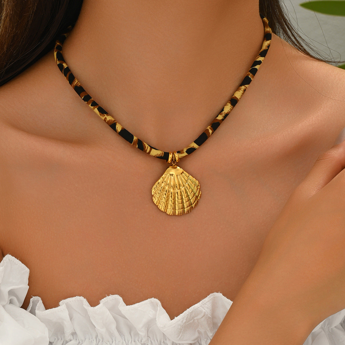Collar con colgante de girasol de concha geométrica para mujer con cadena de cobre chapado