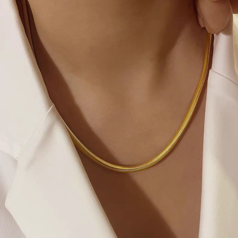 Collar minimalista unisex de cadena de serpiente chapada en acero titanio en forma de U para clavícula